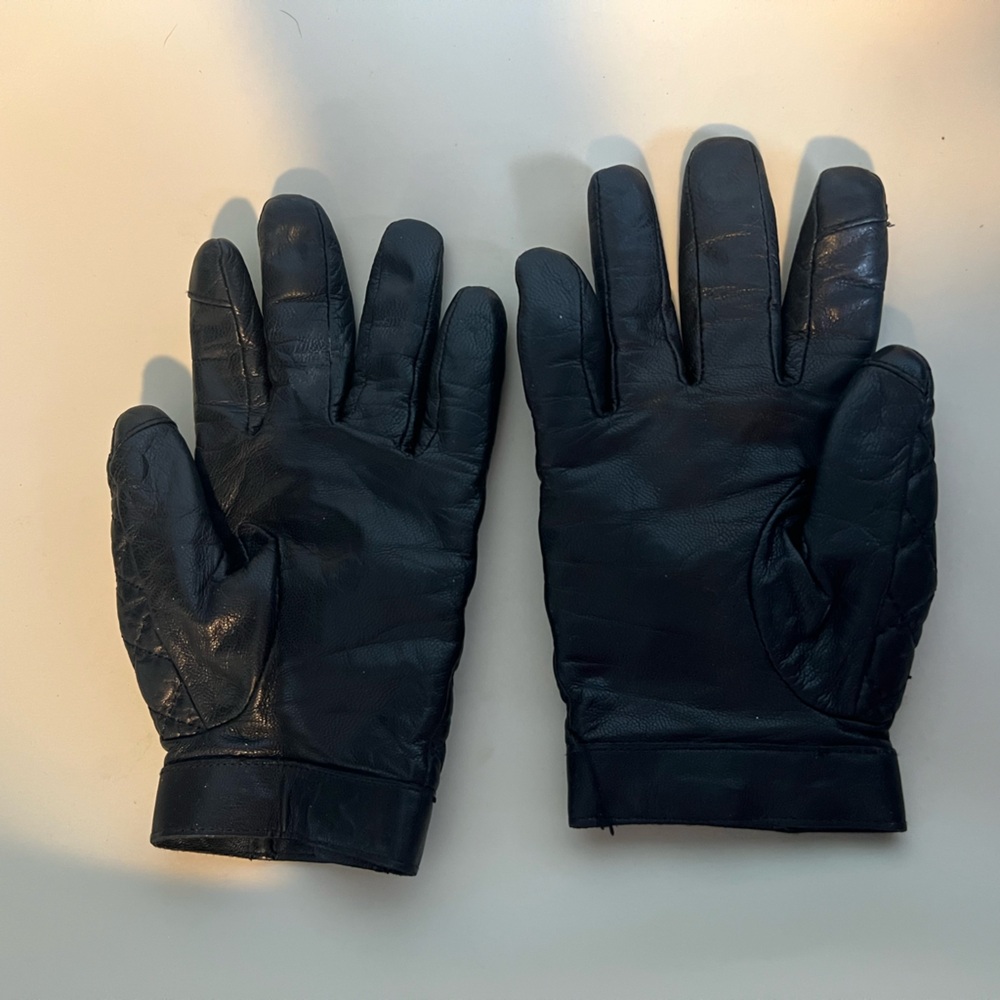 Black Quilted Leather Women’s Driving Gloves - Picture 2 of 4